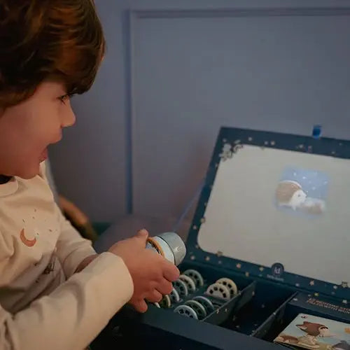 Little Dutch | Bedtime Stories | Zaklamp met Houten Handvat | Mini Projector | Blauw | 13 dlg | 4+