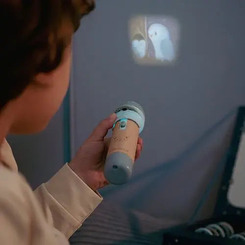 Little Dutch | Bedtime Stories | Zaklamp met Houten Handvat | Mini Projector | Blauw | 13 dlg | 4+