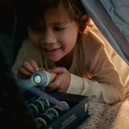 Little Dutch | Bedtime Stories | Zaklamp met Houten Handvat | Mini Projector | Blauw | 13 dlg | 4+