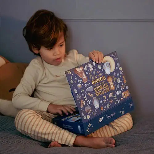 Little Dutch | Bedtime Stories | Zaklamp met Houten Handvat | Mini Projector | Blauw | 13 dlg | 4+