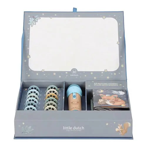 Little Dutch | Bedtime Stories | Zaklamp met Houten Handvat | Mini Projector | Blauw | 13 dlg | 4+