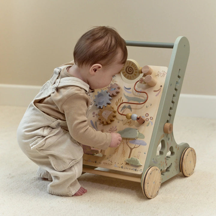 Kind speelt met het activiteitenpaneel van de Little Dutch Safari Friends loopwagen