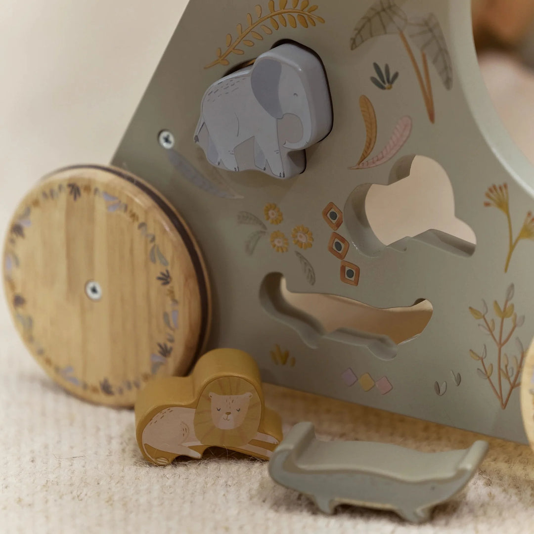 Close-up van de zijkant van de Little Dutch Safari Friends loopwagen met dierenblokken