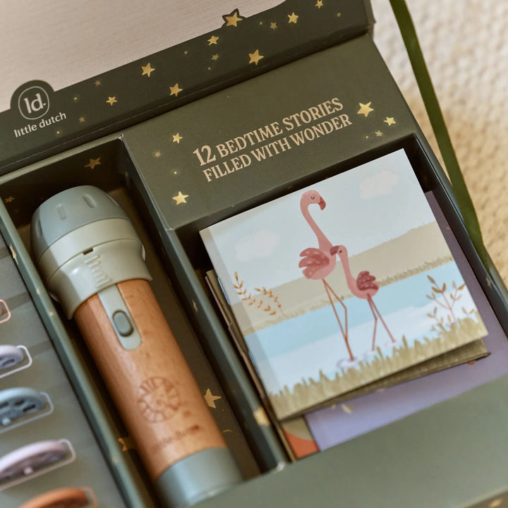 Close-up van Little Dutch verhalenprojector met flamingo-verhalenkaart in opbergdoos