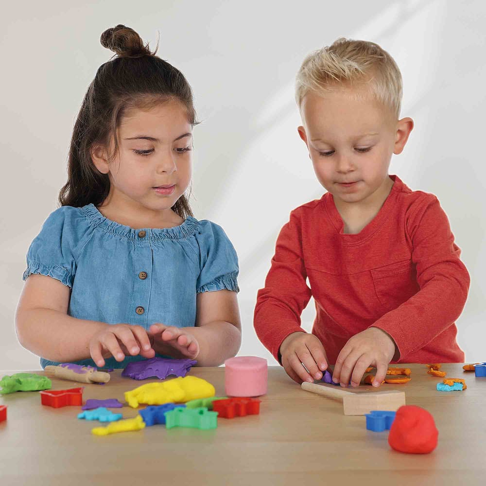 Kinderen kleien met vormpjes; gebruiksvoorbeeld