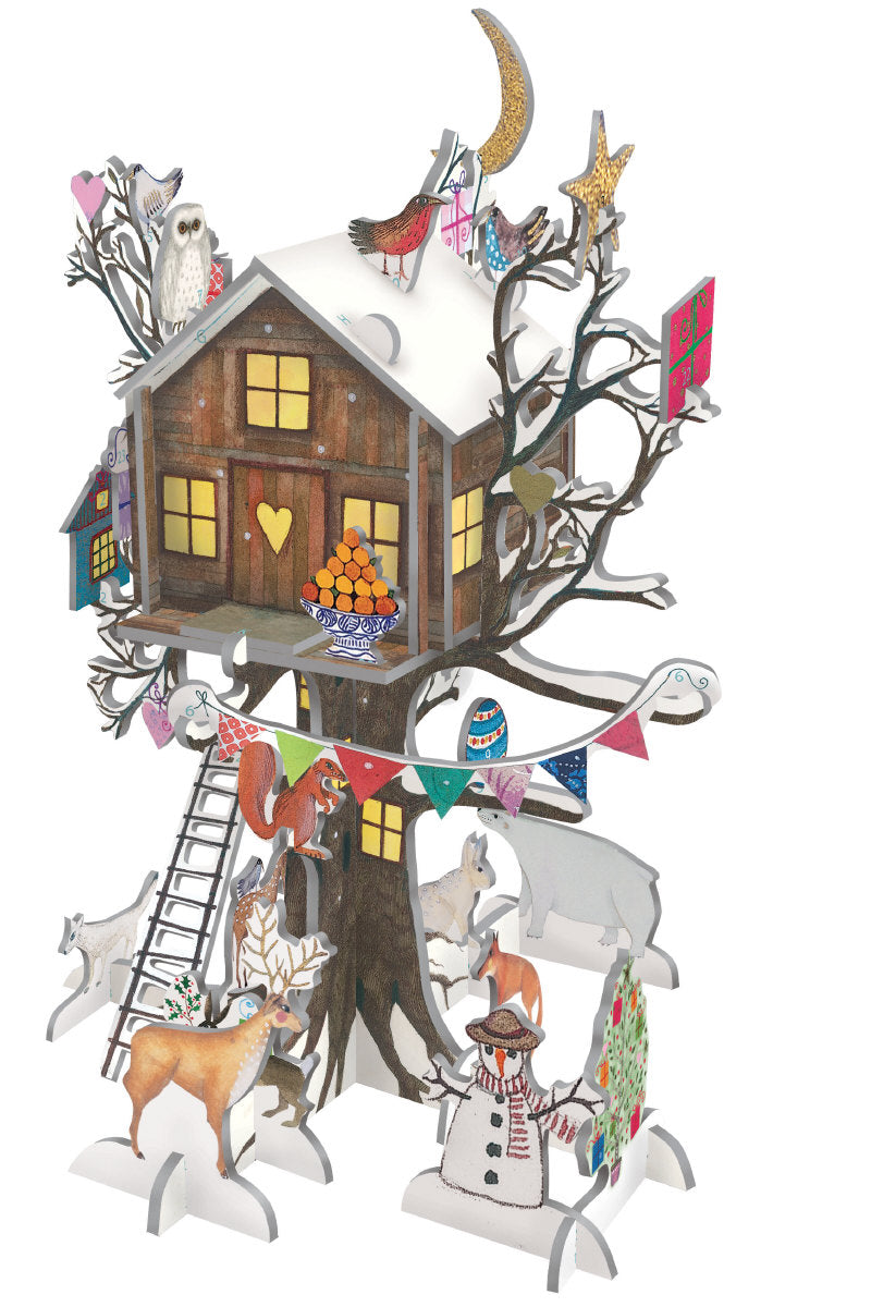 Roger La Borde Treehouse Blue assemblé, avec une cabane dans un arbre, avec des animaux, des oiseaux et une lune au-dessus de l’arbre.