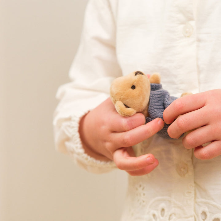 Kind mit dem kleinen Egmont Toys Plüschbären Alexis
