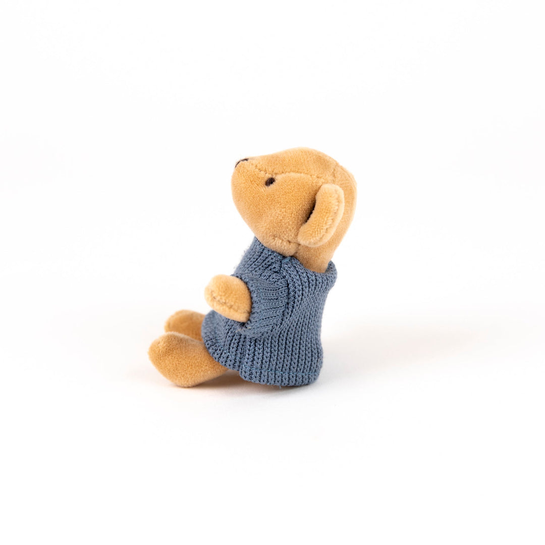 Seitenansicht des Egmont Toys Plüschbären Alexis im blauen Pullover