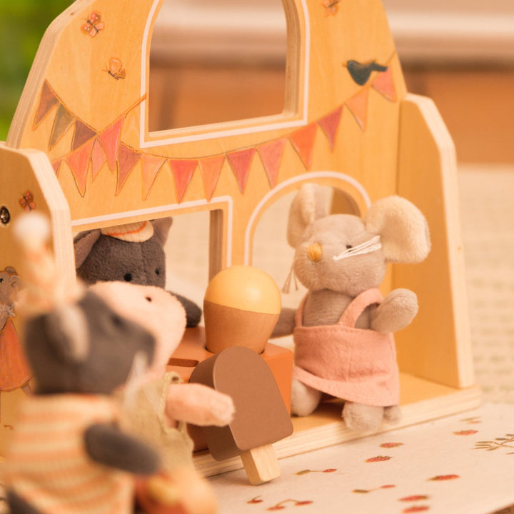 Egmont Toys Plüschmaus Agathe in einer Spielzeugladen-Szene