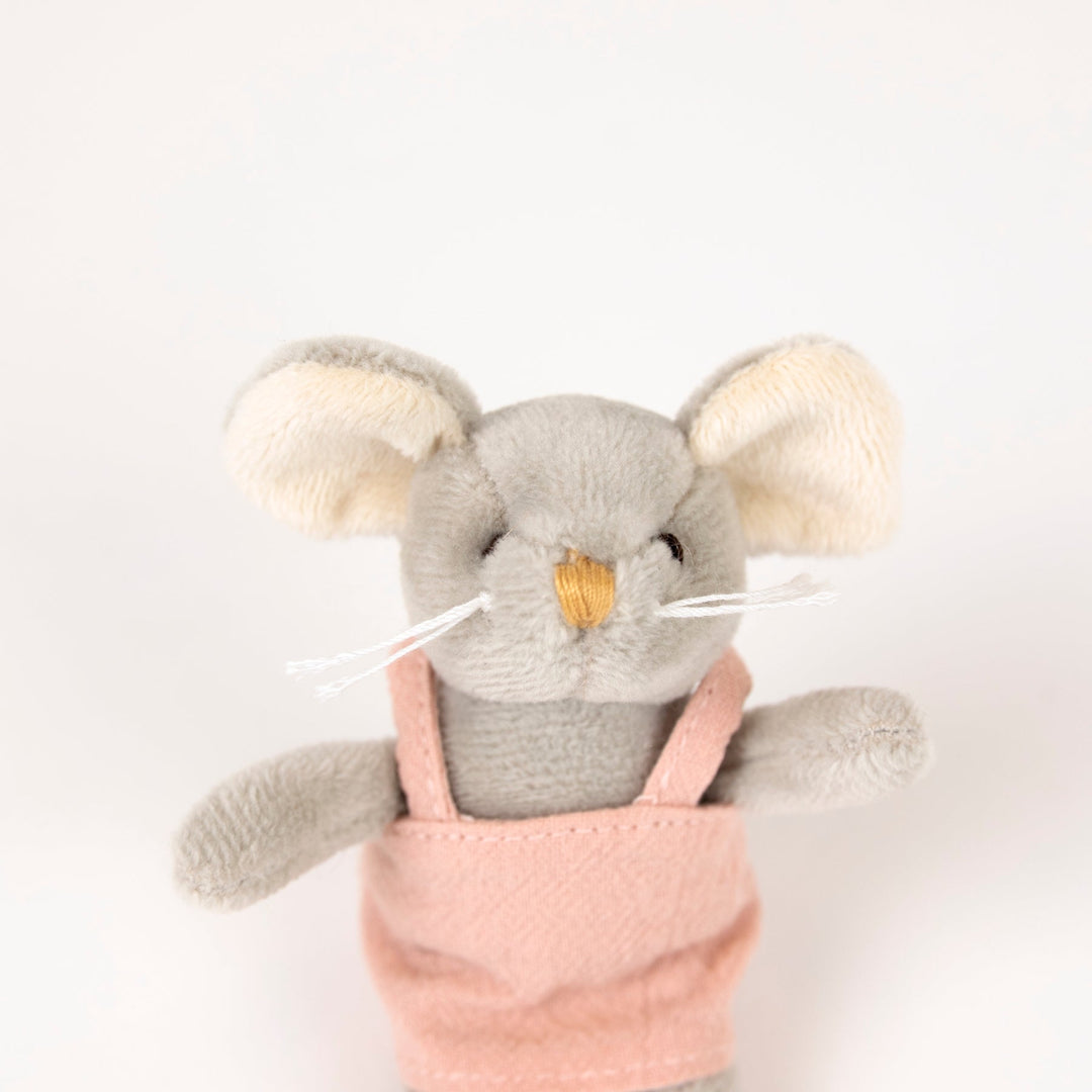 Vorderansicht der Egmont Toys Plüschmaus Agathe im rosa Kleid