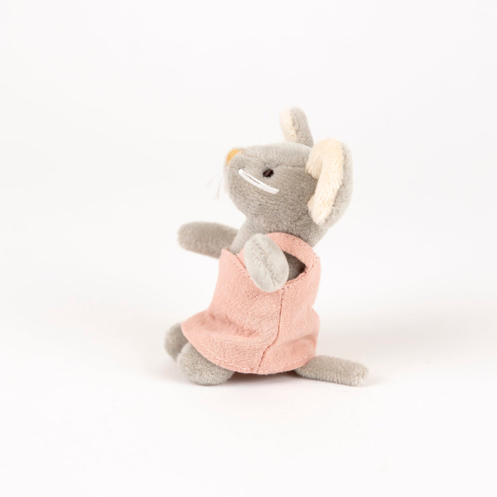 Seitenansicht der Egmont Toys Plüschmaus Agathe im rosa Kleid