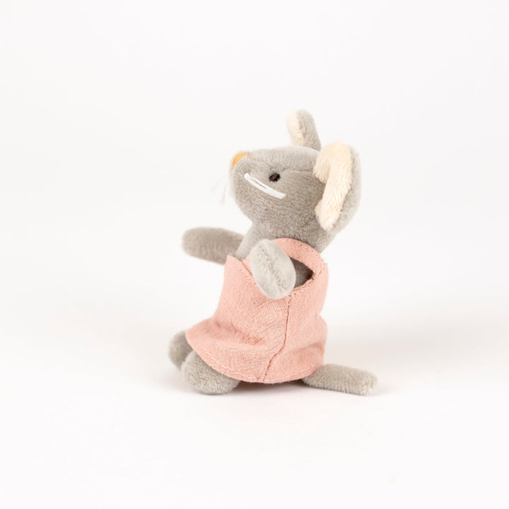Seitenansicht der Egmont Toys Plüschmaus Agathe im rosa Kleid