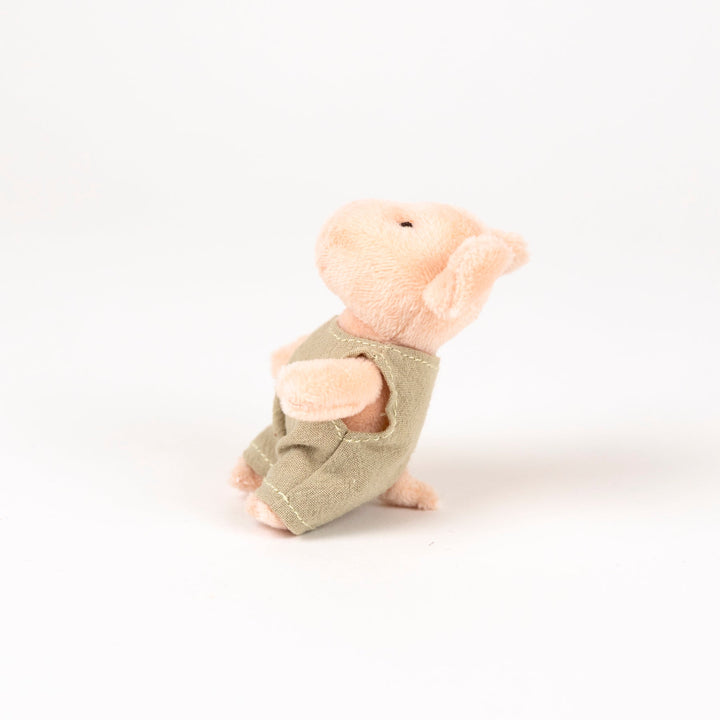 Zijaanzicht van de kleine Egmont Toys knuffel Bart het varken