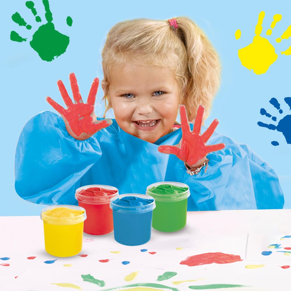 Enfant aux mains peintes avec quatre pots de peinture à doigts SES My First