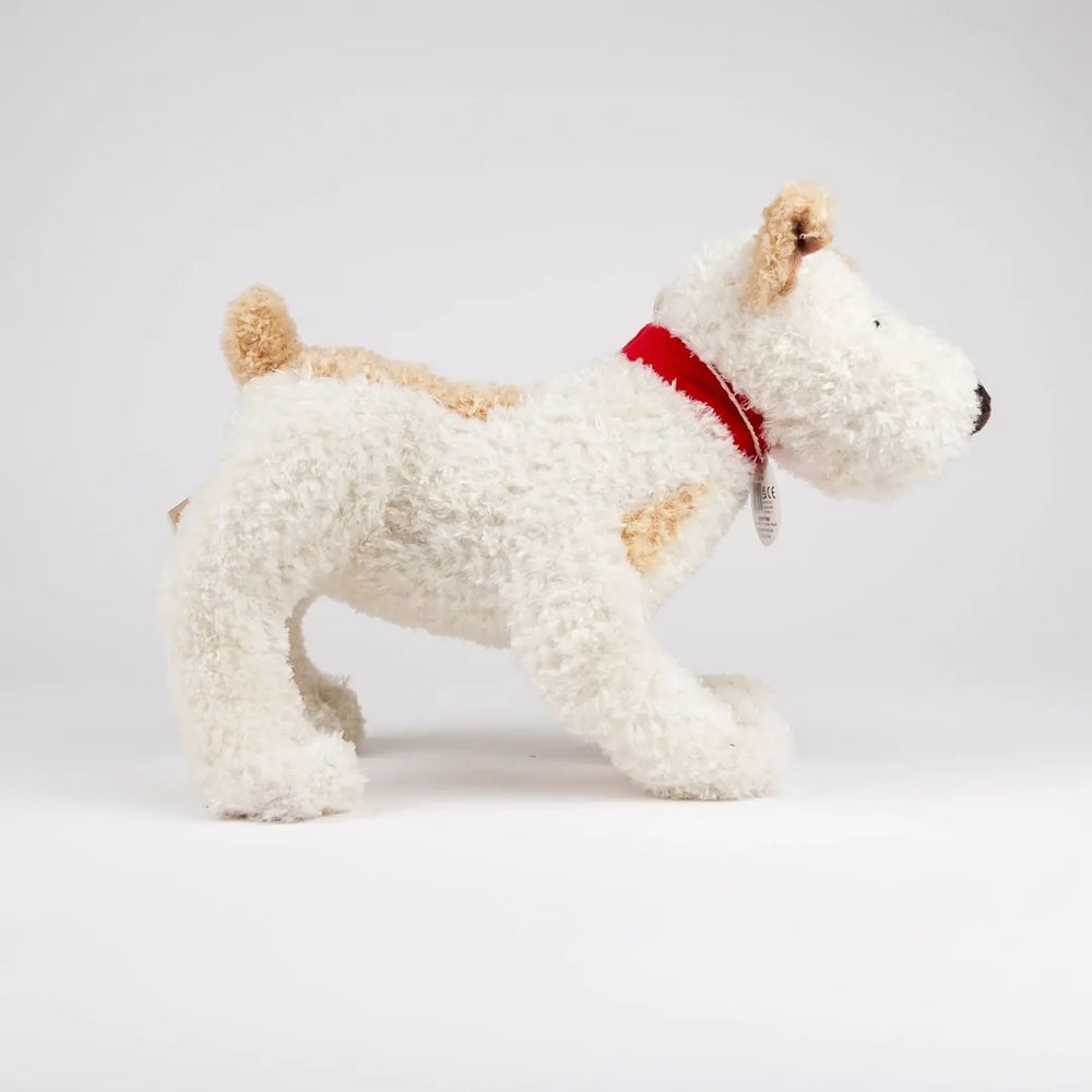 Seitenansicht von Eliot, dem Plüsch-Jack-Russell, mit rotem Halsband
