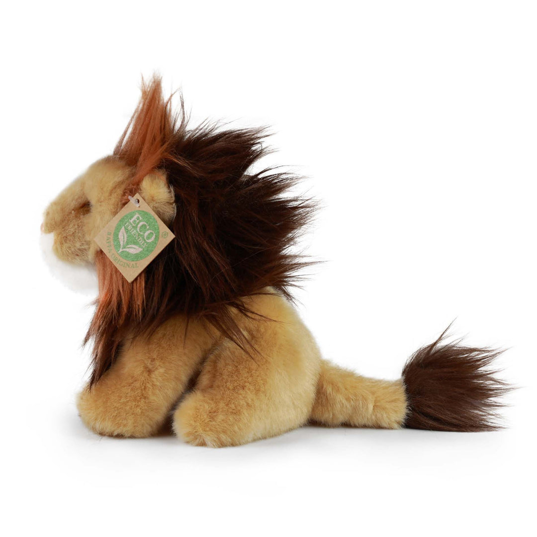 Seitenansicht des sitzenden Rappa ECO-Plüschlöwen, 18 cm