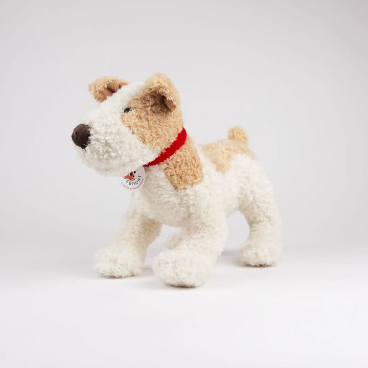 Eliot, der Plüsch-Jack-Russell, schräg von vorn mit rotem Halsband