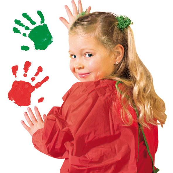 Enfant montrant ses mains peintes à côté d’empreintes colorées