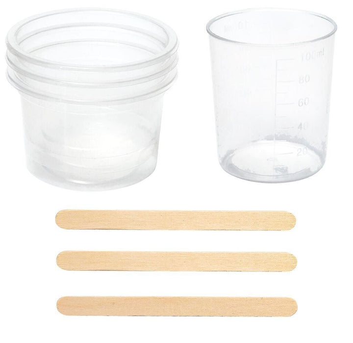 Doorzichtige bekers en drie houten spatels uit de Moses PhänoMINT Glow-experimentenset.