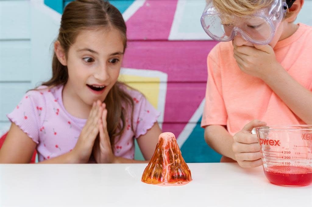 4M | KidzLabs | Table Top Volcano | 5+ - Kleine Eland