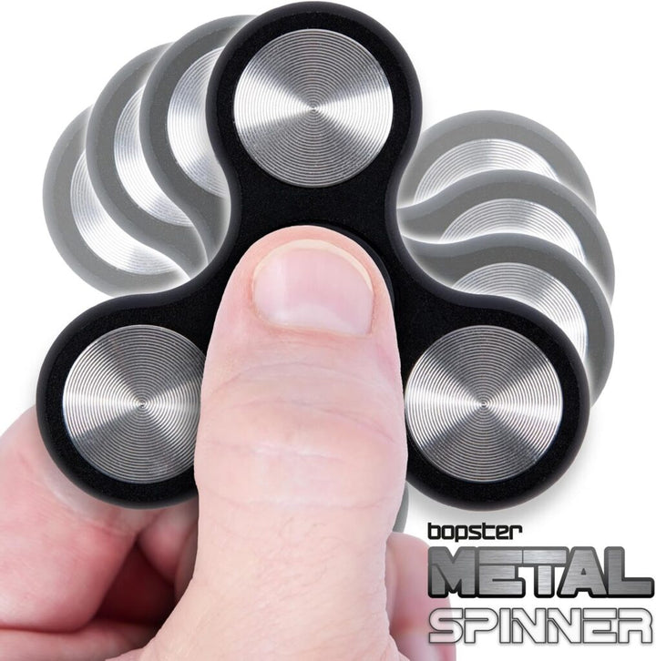 Zwarte Bopster Metal Spinner tussen de vingers met weergegeven draaibeweging