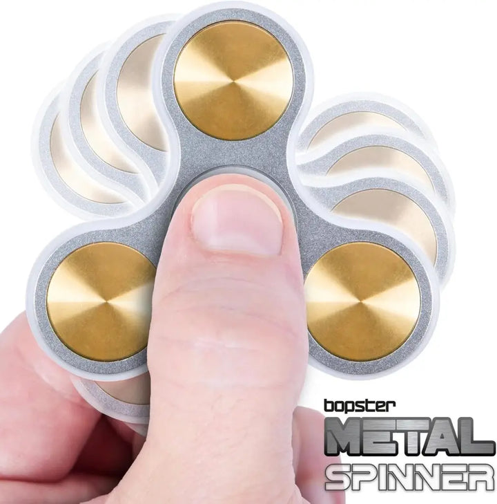 Zilveren Bopster Metal Spinner tussen de vingers met weergegeven draaibeweging