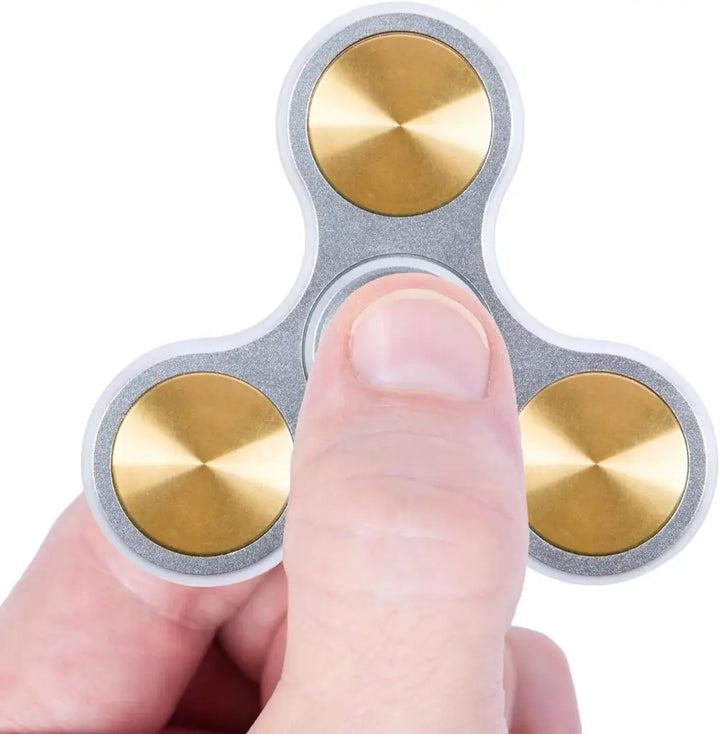 Zilveren Bopster Metal Spinner vastgehouden tussen duim en wijsvinger