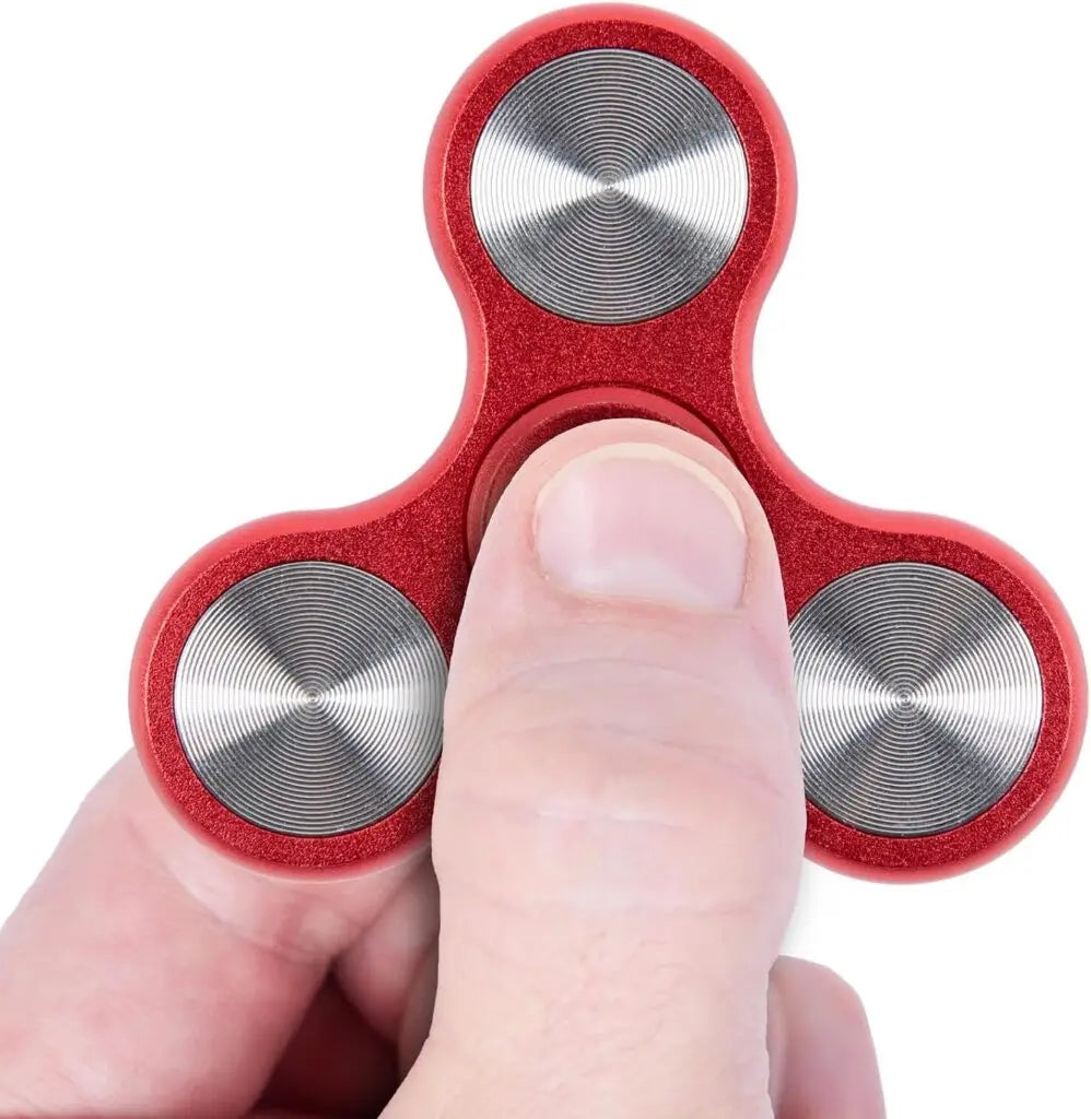 Rode Bopster Metal Spinner vastgehouden tussen duim en wijsvinger