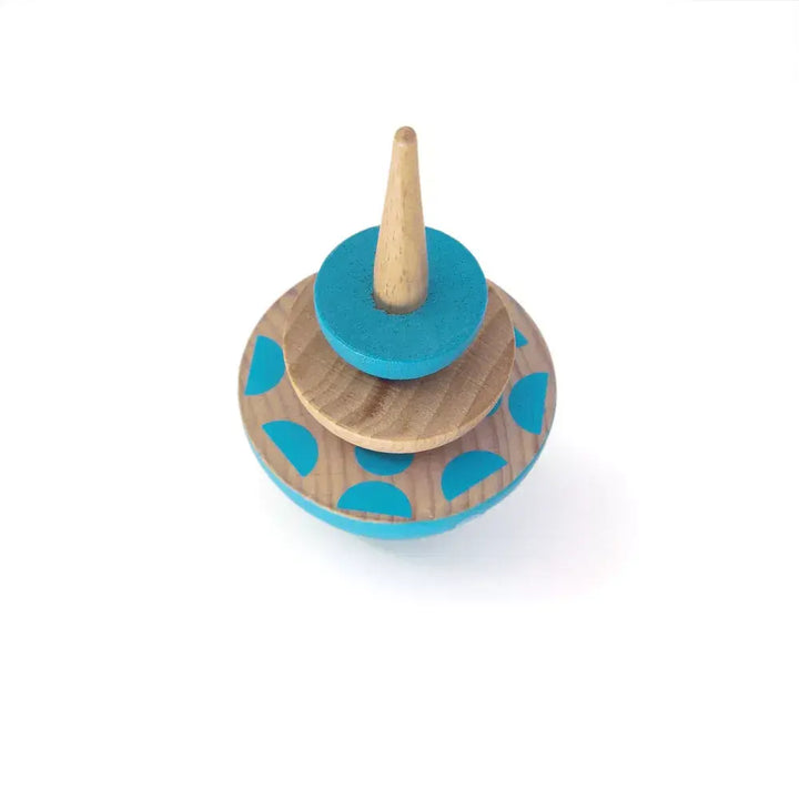 Bovenaanzicht van de blauwe geometrische tol met houten patroon
