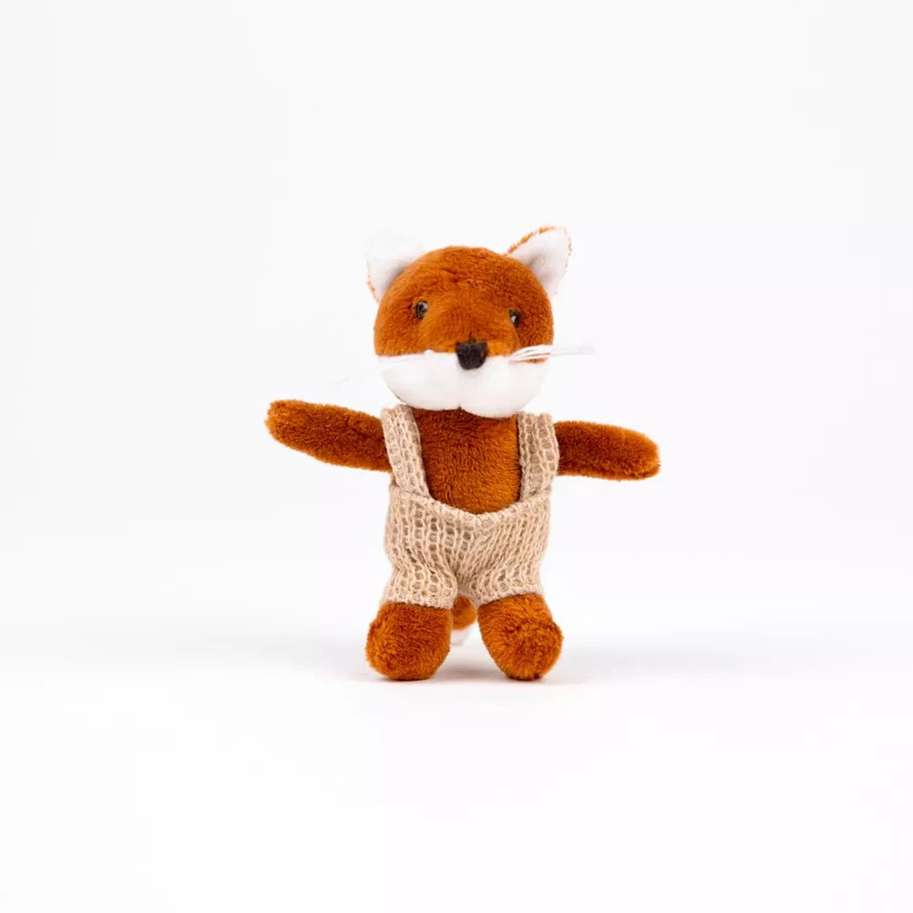 Egmont Toys Max der Fuchs von vorne in einer beigen Latzhose