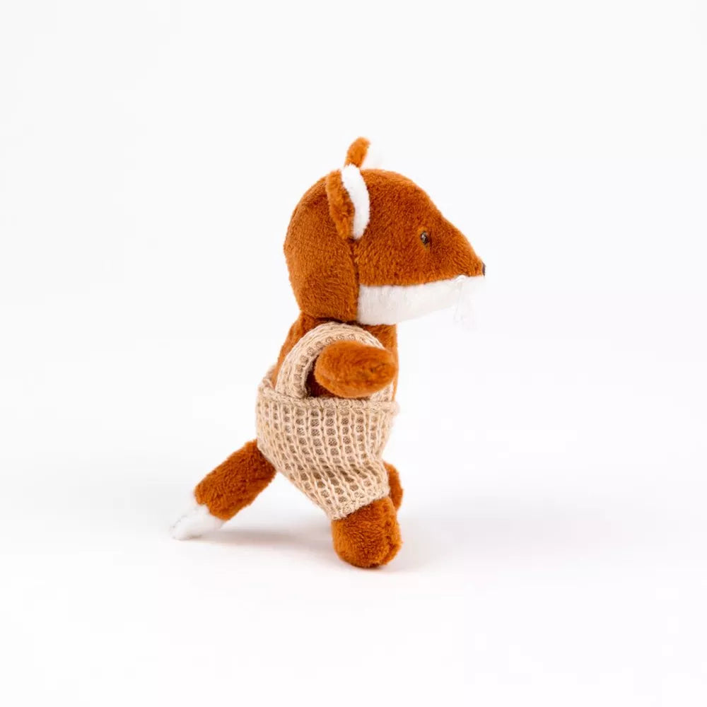 Egmont Toys Max der Fuchs in einer beigen Latzhose von der Seite