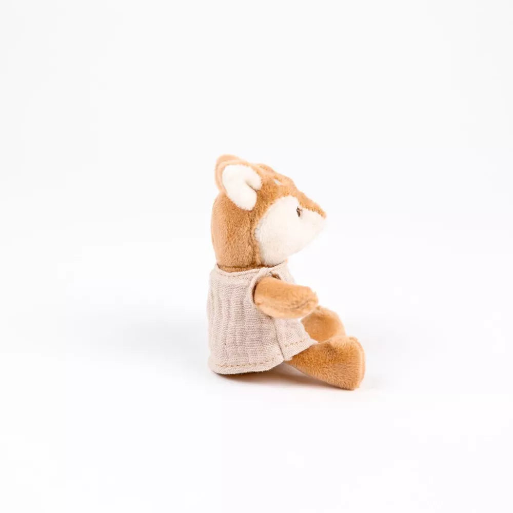 Egmont Toys Julia das Reh in einem beigen Kleid von der Seite