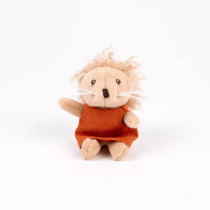 Egmont Toys Chris der Igel von vorne in einer rostbraunen Tunika