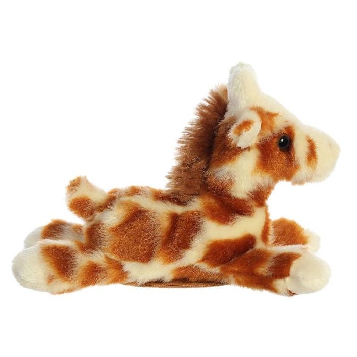 Zijaanzicht van de bruin-witte Aurora Shoulderkins-giraffenknuffel met manen en staart, op witte achtergrond.