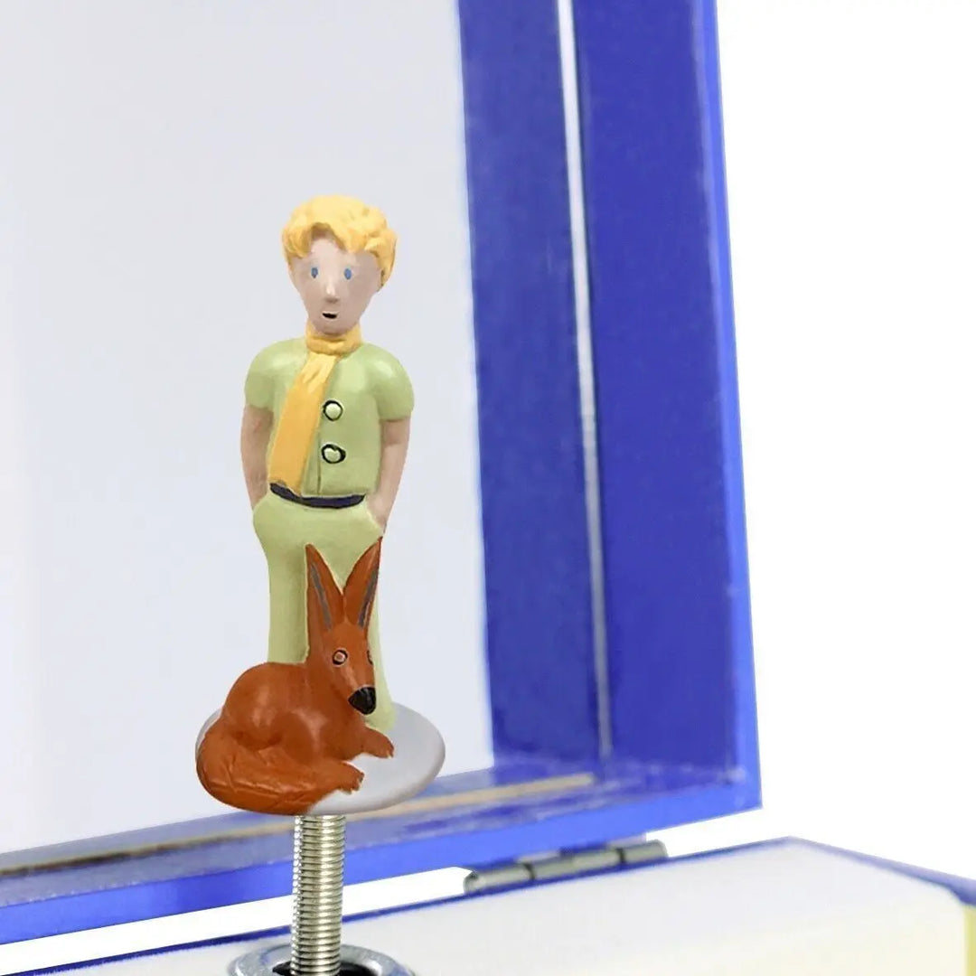 Detail der Figur Kleiner Prinz mit Fuchs vor dem Spiegel der Spieluhr