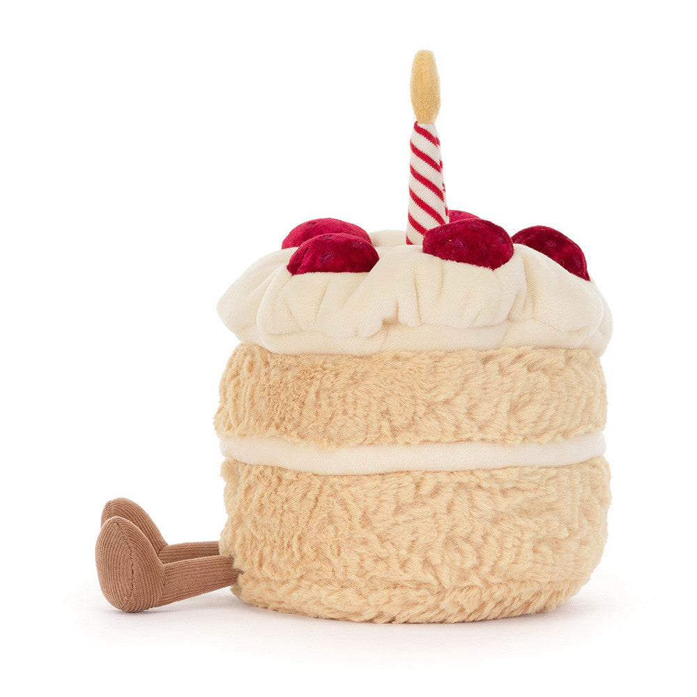 Jellycat Amuseables Birthday Cake met kaars en aardbeien, schuin achteraanzicht
