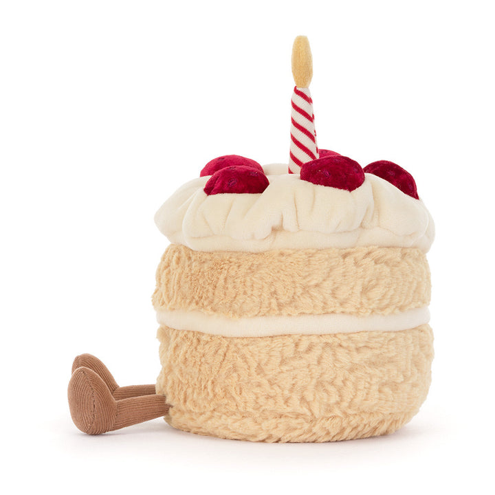 Jellycat Amuseables Birthday Cake met kaars en aardbeien, schuin achteraanzicht