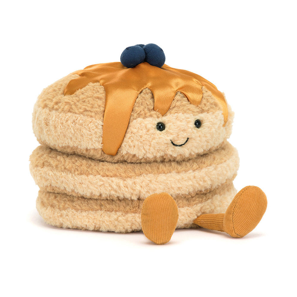 Jellycat Fran Pancakes mit Sirup, Blaubeeren und baumelnden Beinen, schräg von vorn