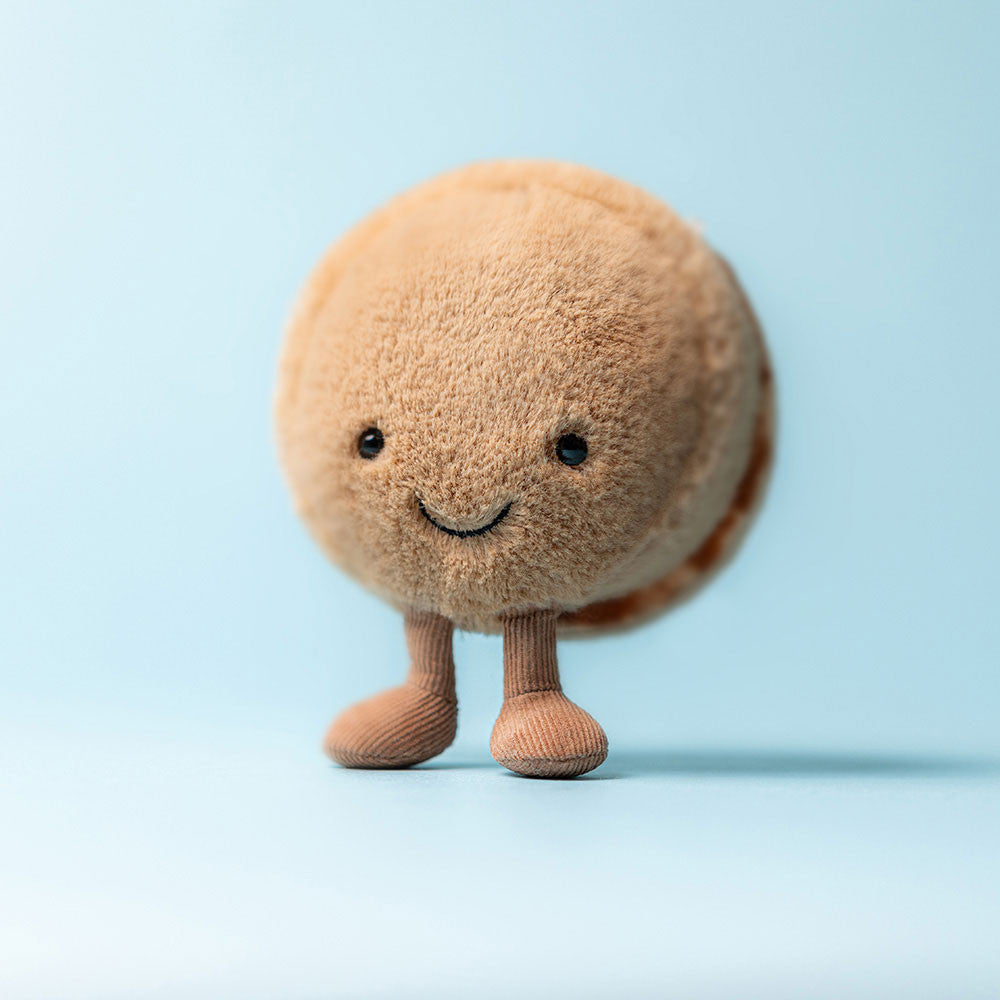 Jellycat Amuseables Mona Macaron, schuin vooraanzicht
