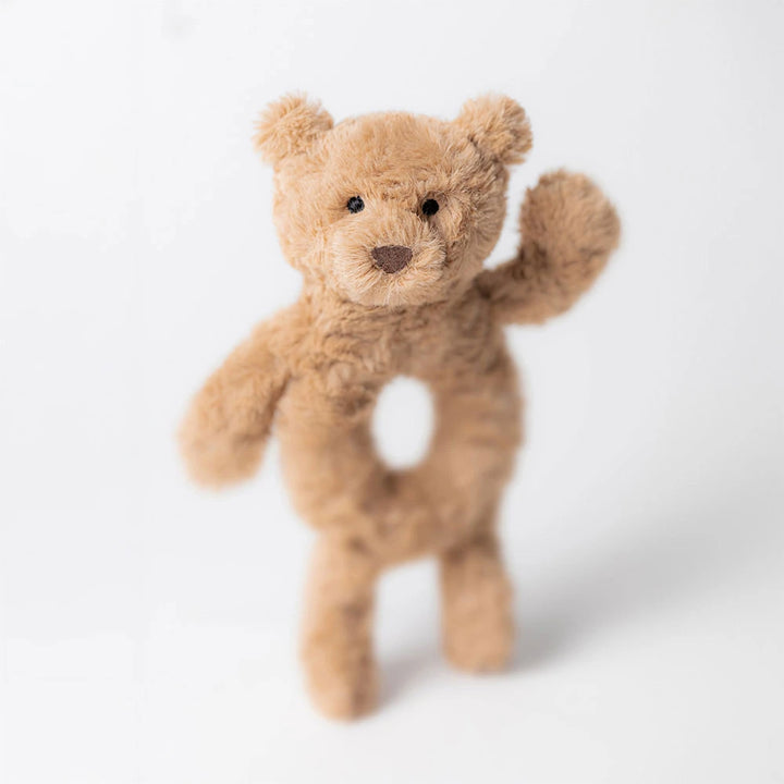 Jellycat Bartholomew Bear Ring Rattle, sfeerfoto van bovenaf