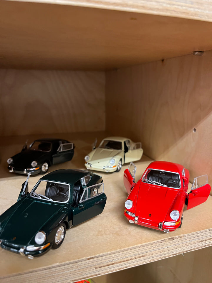 Goki | Metalen Auto | Porsche 911 (1964) | Pull back | 1:34-39 | 11,5 cm | 3+