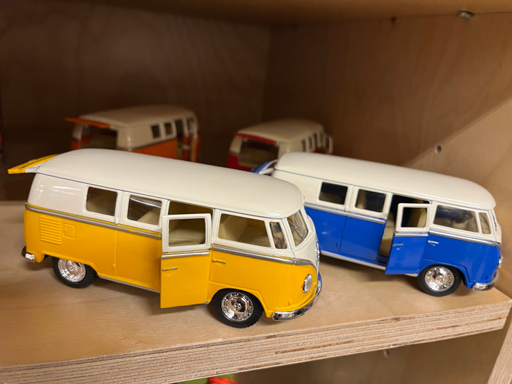 Goki | Plastic Auto | Volkswagen Classical Bus (1962) | Pull back | 1:32 | 13cm | 3+