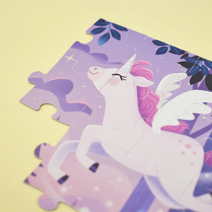 Detail der Janod Einhörner-Puzzleteile mit einem weißen Einhorn und rosa Mähne.