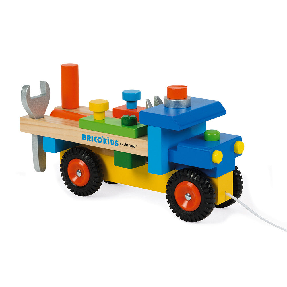 Janod Brico’kids vrachtwagen van hout in blauw, geel en oranje met gereedschap op de laadbak.