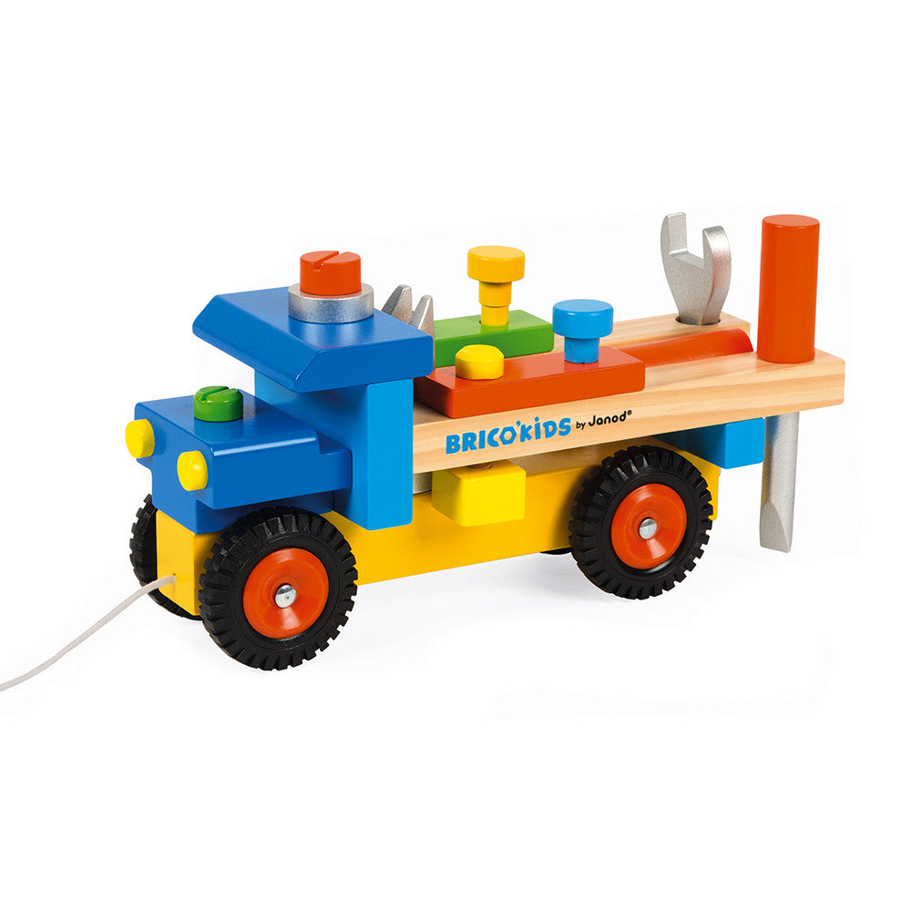 Janod Brico’kids vrachtwagen vanaf de andere zijkant, met houten bouwdelen en trekkoord.