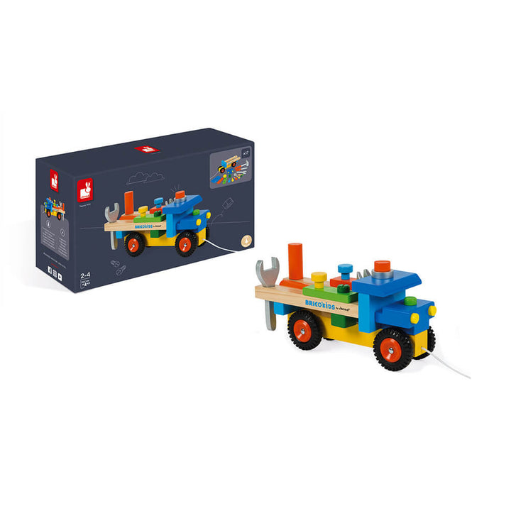 Janod Brico’kids vrachtwagen voor de donkere doos met een afbeelding van het bouwvoertuig.