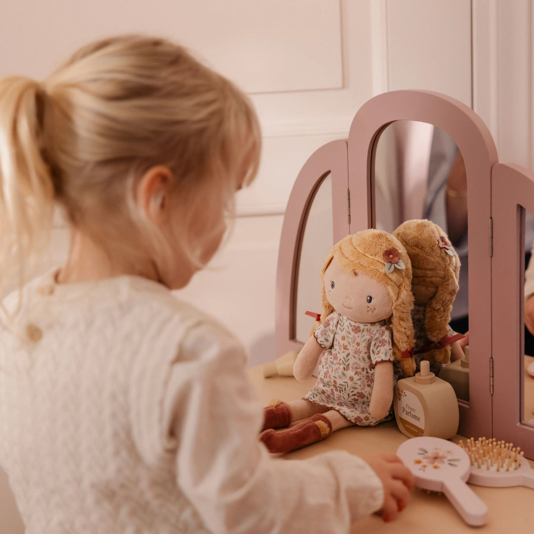 Little Dutch Kind speelt met Julia knuffelpop op een roze stoel