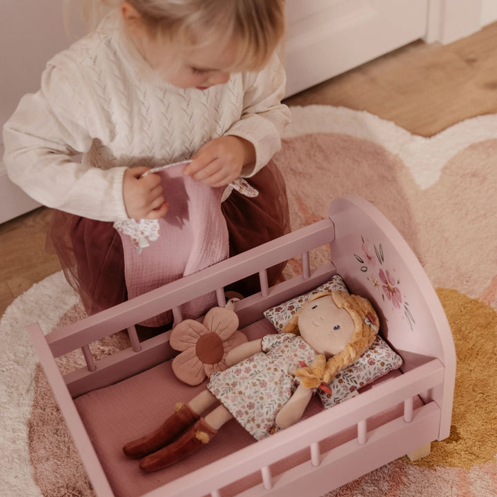 Little Dutch Kind legt Julia knuffelpop in een roze poppenbed