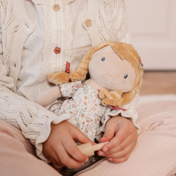 Little Dutch Kind houdt Julia knuffelpop op schoot