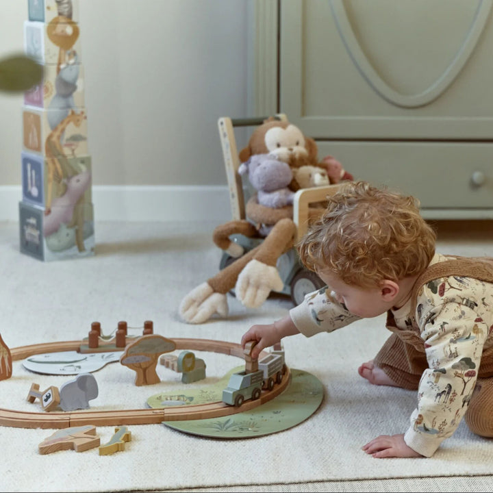 Little Dutch Enfant jouant au sol avec le circuit Safari Friends